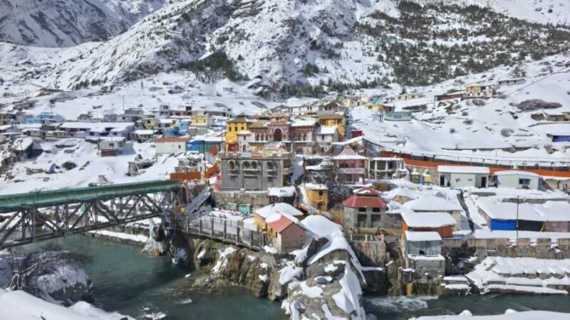 बद्री विशाल ने ओढ़ी बर्फ की सफेद चादर, चांदी की तरह चमक उठा धाम