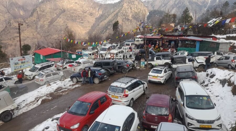 चेयरलिफ्ट मे दो दिन मे 2800  सैलानी ने किया वादियो का दीदार