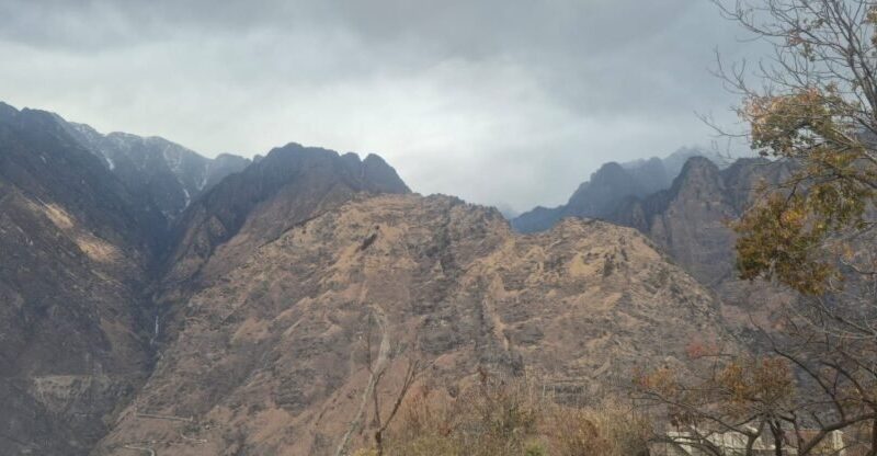 पहाड़ों में फिर बदला मौसम, बद्रीनाथ–हेमकुंड में बर्फबारी शुरू