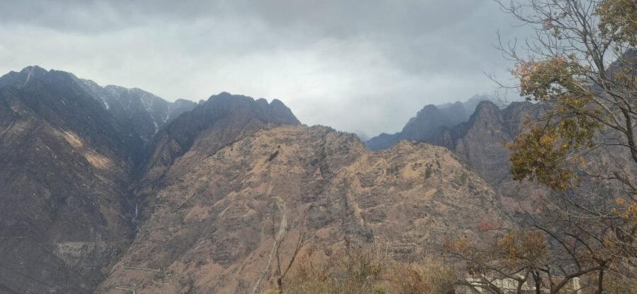 पहाड़ों में फिर बदला मौसम, बद्रीनाथ–हेमकुंड में बर्फबारी शुरू