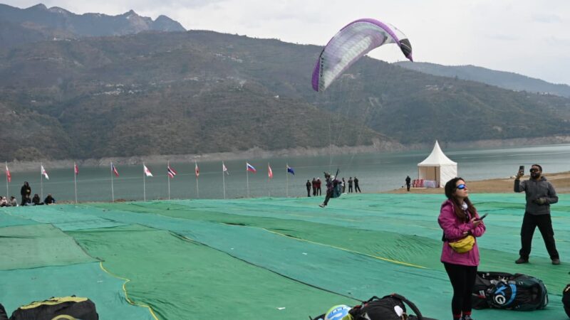 टिहरी एक्रो फेस्टिवल एंड नेशनल SIV चैंपियनशिप 2026 का भव्य शुभारंभ, अंतर्राष्ट्रीय स्तर के एक्रो फेस्टिवल में 11 देशों के पायलट ले रहे भाग