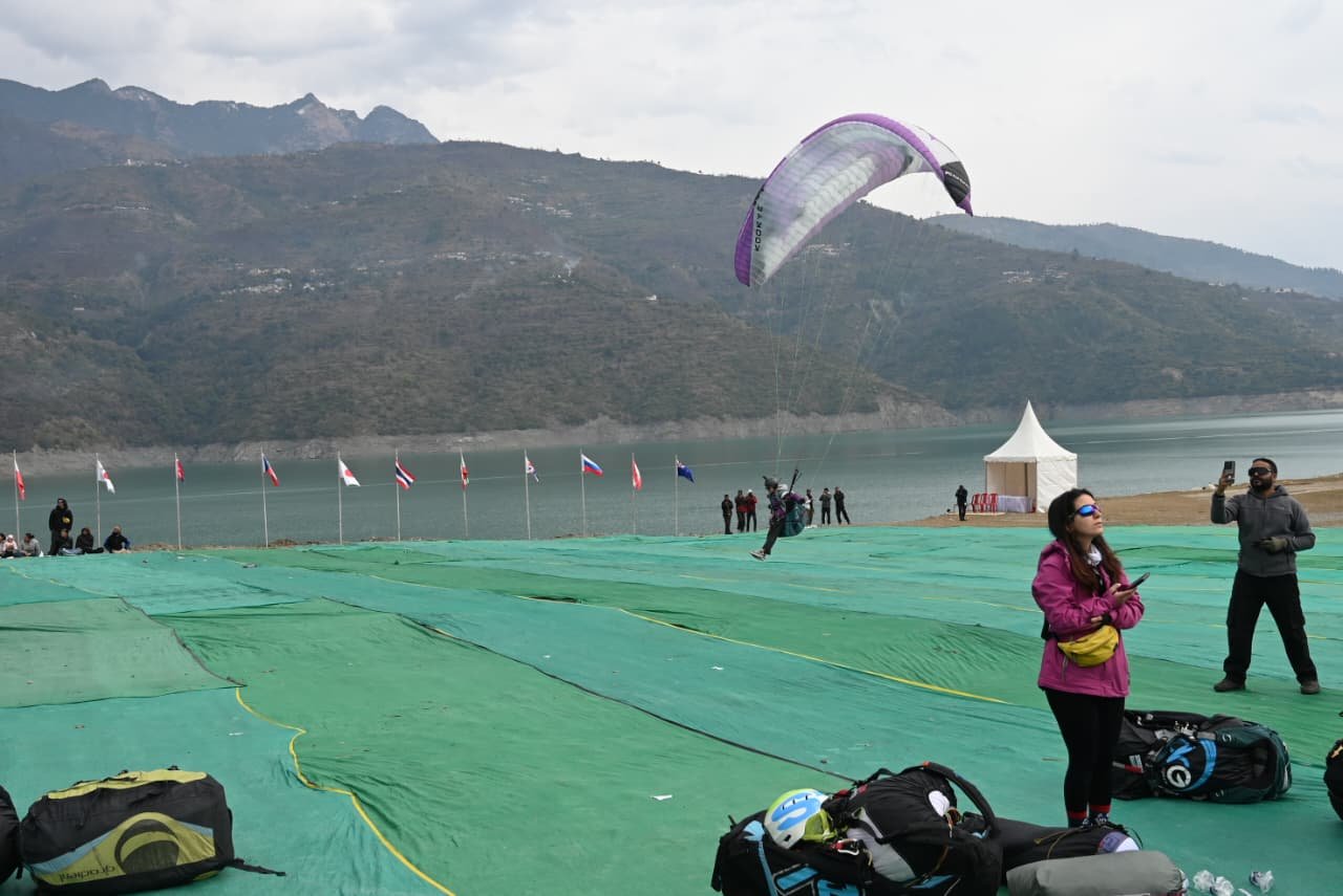 टिहरी एक्रो फेस्टिवल एंड नेशनल SIV चैंपियनशिप 2026 का भव्य शुभारंभ, अंतर्राष्ट्रीय स्तर के एक्रो फेस्टिवल में 11 देशों के पायलट ले रहे भाग