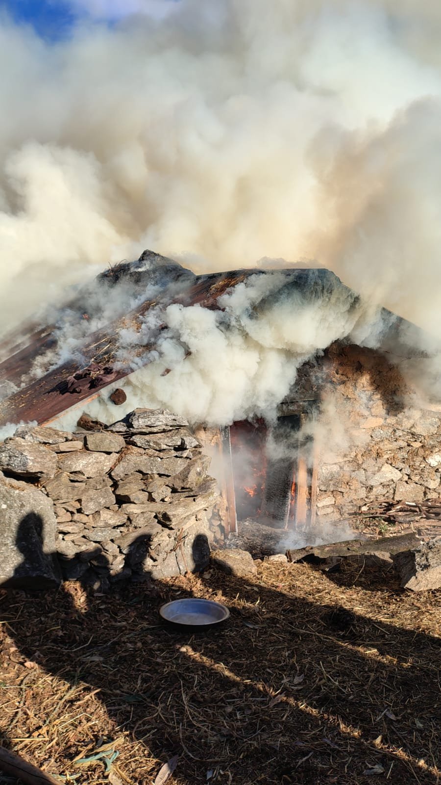 उत्तरकाशी में भीषण अग्निकांड, सिल्ला गांव की छानी में लगी आग से 6 पशुओं की मौत