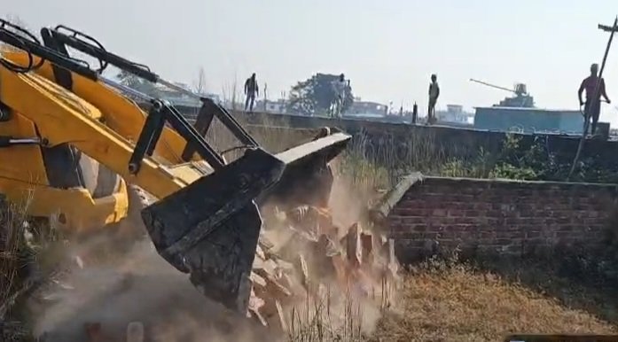 एमडीडीए की बड़ी कार्रवाई : 40 बीघा अवैध प्लॉटिंग पर चला ध्वस्तीकरण का बुलडोज़र;  उपाध्यक्ष बंशीधर तिवारी ने कहा – MDDA क्षेत्र में अवैध प्लॉटिंग किसी भी स्थिति में बर्दाश्त नहीं