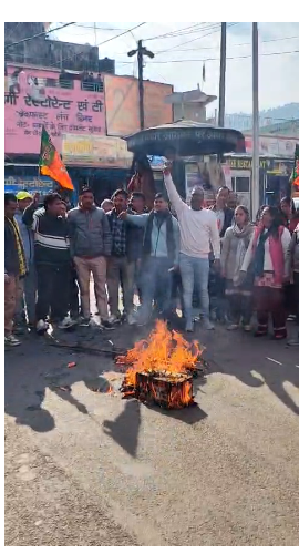 मंत्री रेखा आर्या के अपमान पर भड़के भाजपा कार्यकर्ता