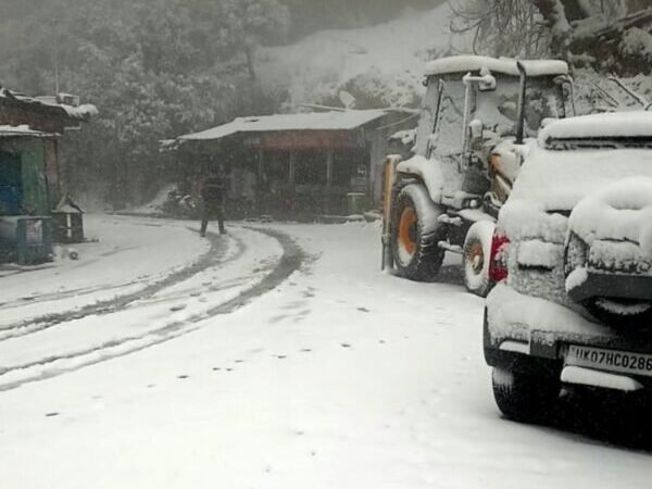 उत्तरकाशी में बर्फबारी जारी, कई मार्ग प्रभावित, विद्युत आपूर्ति बाधित