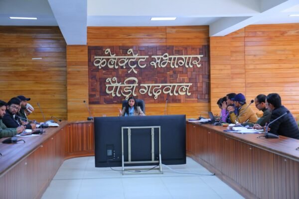 डीएम स्वाति एस. भदौरिया का सख्त एक्शन, सड़क किनारे कूड़ा फेंकने वालों की सीसीटीवी से होगी निगरानी, नगर निकायों को सभी लंबित कार्य तत्काल प्रारंभ करने के दिए निर्देश