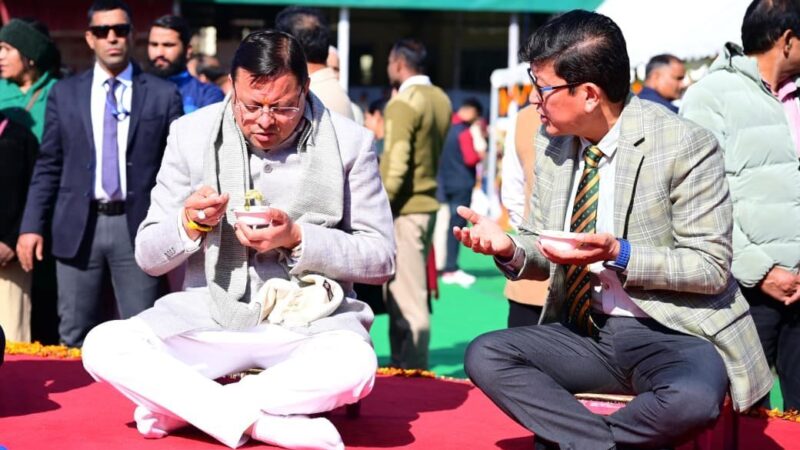 माल्टा महोत्सव में पहुंचे मुख्यमंत्री, किसानों से मिलकर चखी पहाड़ी खटाई