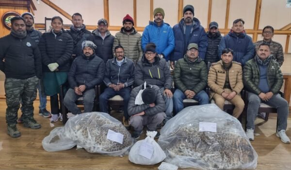 उत्तराखंड एसटीएफ व नैनीताल वन प्रभाग की वन्यजीव तस्करों पर कड़ी कार्रवाही जारी, नैनीताल में 02 लेपर्ड की खाल व भारी मात्रा में गुलदार की हड्डियों के साथ 01 वन्यजीव तस्कर गिरफ्तार