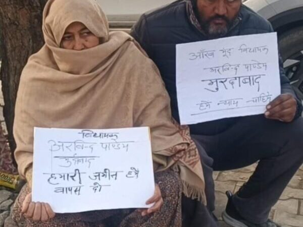 विधायक अरविंद के खिलाफ बेटे संग धरने पर बैठी बुजुर्ग महिला, भाजपा की “सुशासन” छवि पर सीधा हमला