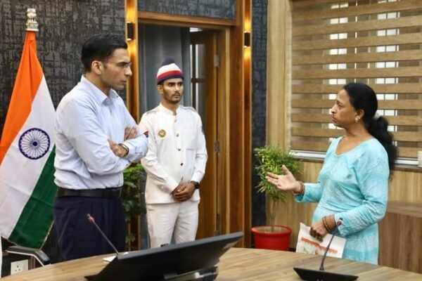 मां के पैरो में गिरकर माफी मांगो, वरना होगा जिला बदर – डीएम सविन बंसल