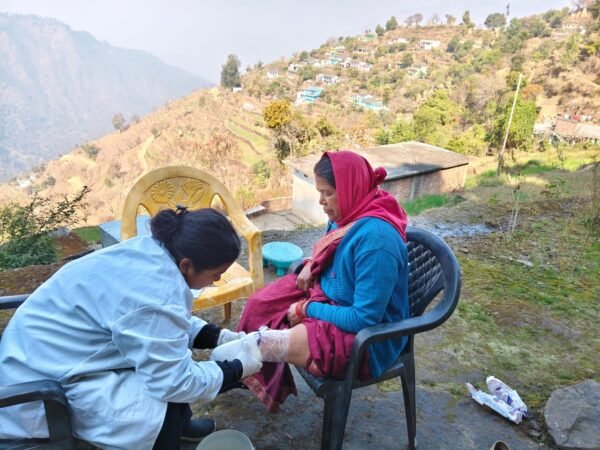 डीएम मनीष कुमार की पहल से 50 वर्षीय महिला को मिला कृत्रिम पैर