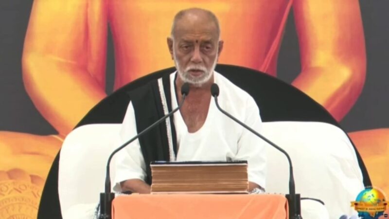 कश्मीर में शहीद हुए जवानों को मोरारीबापू की श्रद्धांजलि और परिवारजनों को सहायता