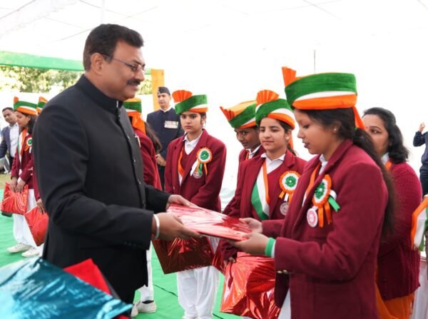 मुख्य सचिव आनंद बर्द्धन ने सचिवालय में ध्वज फहराकर प्रदेशवासियों और सचिवालय परिवार को गणतंत्र दिवस की बधाई दी