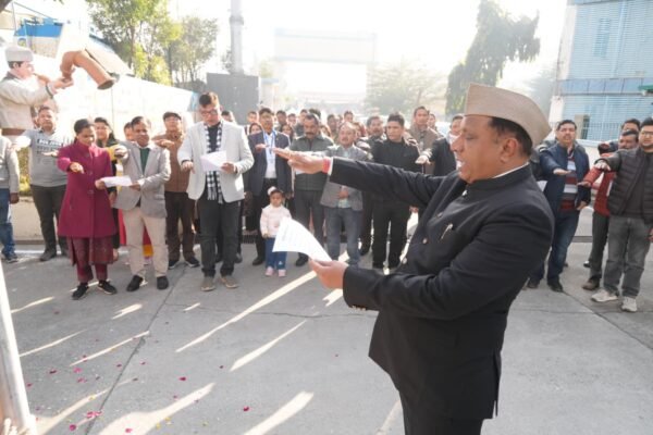 गणतंत्र दिवस पर सूचना महानिदेशक बंशीधर तिवारी ने सूचना भवन परिसर में राष्ट्रीय ध्वज फहराया