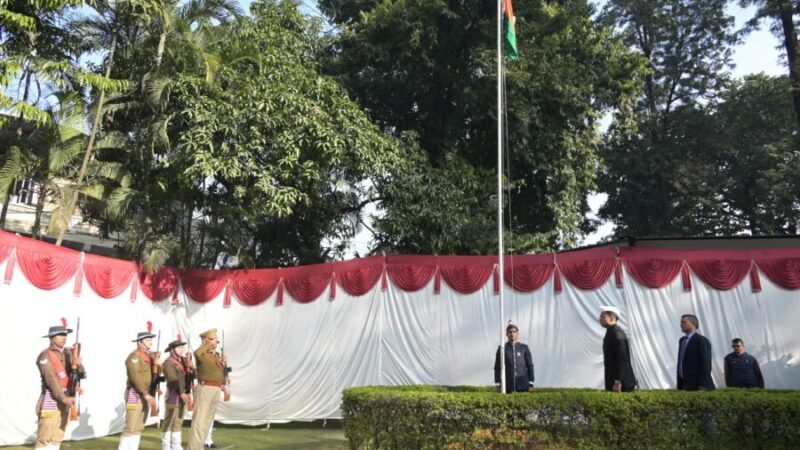 गणतंत्र दिवस पर डीएम सविन बंसल ने कलेक्ट्रेट परिसर में फहराया तिरंगा, संविधान के मूल्यों के प्रति निष्ठा और कर्तव्यों के निर्वहन का लिया संकल्प