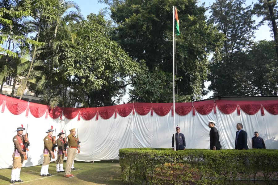 गणतंत्र दिवस पर डीएम सविन बंसल ने कलेक्ट्रेट परिसर में फहराया तिरंगा, संविधान के मूल्यों के प्रति निष्ठा और कर्तव्यों के निर्वहन का लिया संकल्प