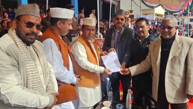 पत्रकार पेंशन बढ़ोत्तरी की मांग को लेकर काबिना मंत्री डॉ. धन सिंह रावत को सौंपा ज्ञापन