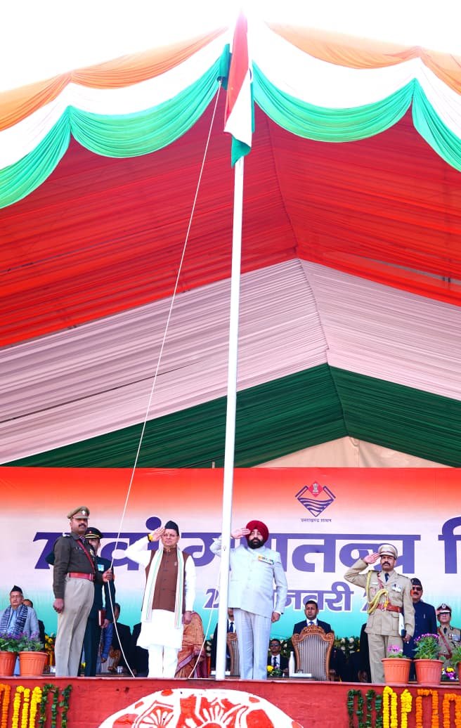 गणतंत्र दिवस के अवसर पर राज्यपाल ने लोक भवन एवं परेड ग्राउंड में फहराया राष्ट्रीय ध्वज