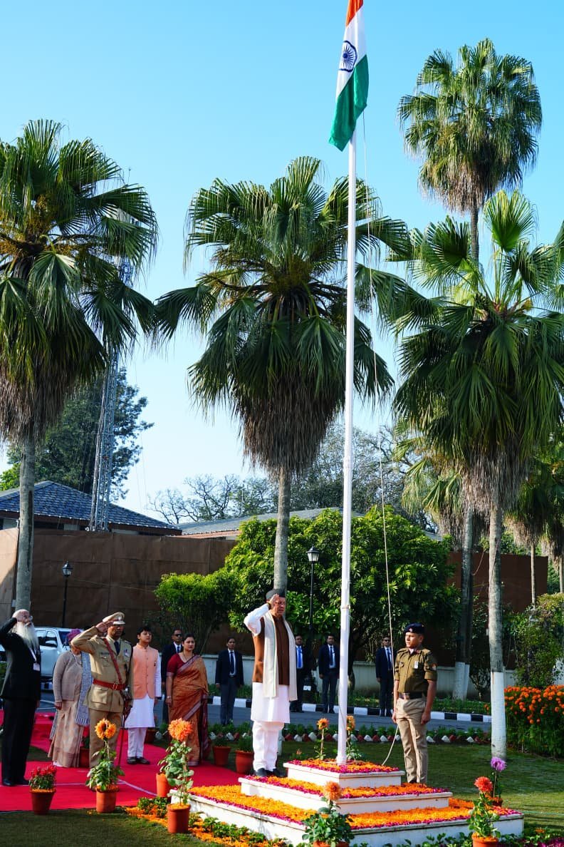 सीएम आवास में ध्वजारोहण: संविधान शपथ के साथ विकास संकल्प