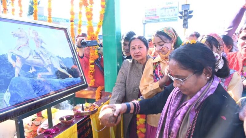 विधानसभा अध्यक्ष ऋतु खण्डूडी भूषण ने वीरांगना तीलू रौतेली की भव्य प्रतिमा का किया लोकार्पण