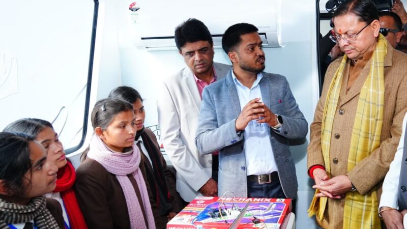 सीएम धामी ने किया ‘लैब ऑन व्हील्स’ का शुभारंभ, अब छात्रों तक पहुंचेगी एआई और कोडिंग की मोबाइल लैब