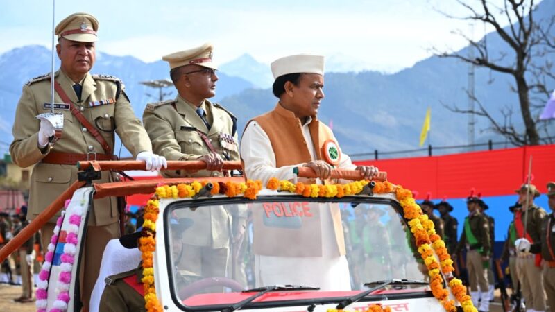 चमोली में हर्षोल्लास के साथ मनाया गया 77वां गणतंत्र दिवस, प्रभारी मंत्री डॉ. धन सिंह रावत ने फहराया ध्वज, परेड की सलामी ली