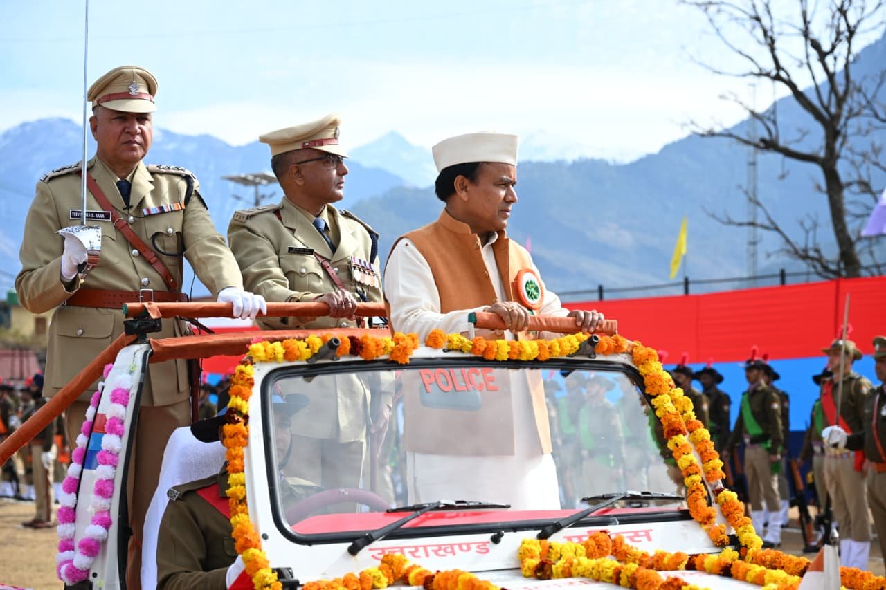 चमोली में हर्षोल्लास के साथ मनाया गया 77वां गणतंत्र दिवस, प्रभारी मंत्री डॉ. धन सिंह रावत ने फहराया ध्वज, परेड की सलामी ली