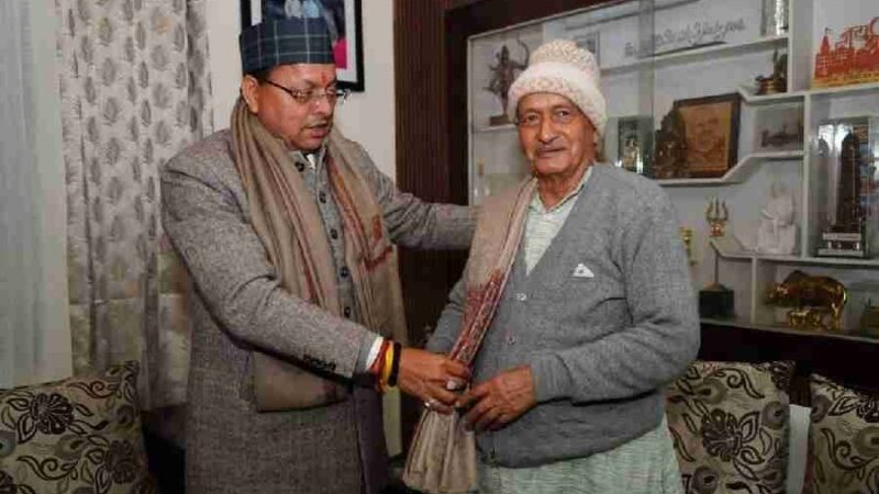 मुख्यमंत्री धामी ने पद्म भूषण सम्मान के लिए चयनित होने पर पूर्व मुख्यमंत्री भगत सिंह कोश्यारी को उनके आवास पर पहुंच कर दी बधाई