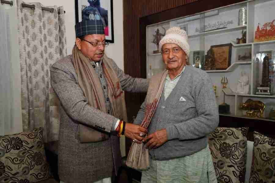 मुख्यमंत्री धामी ने पद्म भूषण सम्मान के लिए चयनित होने पर पूर्व मुख्यमंत्री भगत सिंह कोश्यारी को उनके आवास पर पहुंच कर दी बधाई