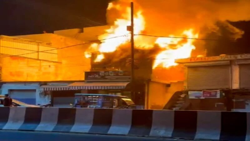 आदर्श नगर में डीएमआरसी स्टाफ क्वार्टर में भीषण आग, एक परिवार के तीन सदस्यों की मौत