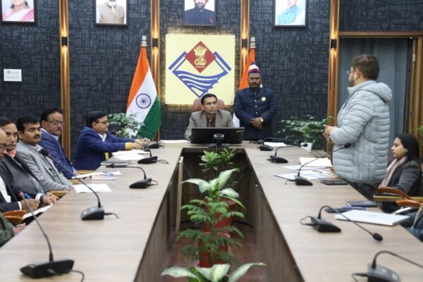 ग्रीन बिल्डिंग की सुस्त रफ्तार पर भड़के डीएम सविन बंसल, अधिकारियों को लगाई फटकार