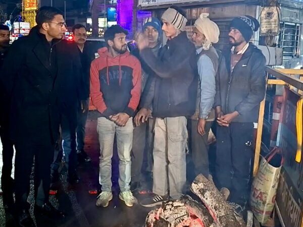 शीतलहर रात्रि में अचानक शहर के चौक-चौराहों पर पंहुच डीएम सविन बसंल ने देखी अलाव व्यवस्था, रेनबसेरों में रहने वालों का जाना हाल