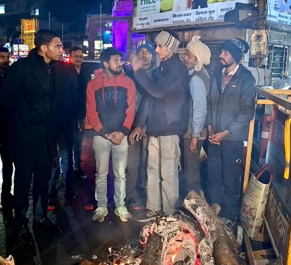 शीतलहर रात्रि में अचानक शहर के चौक-चौराहों पर पंहुच डीएम सविन बसंल ने देखी अलाव व्यवस्था, रेनबसेरों में रहने वालों का जाना हाल
