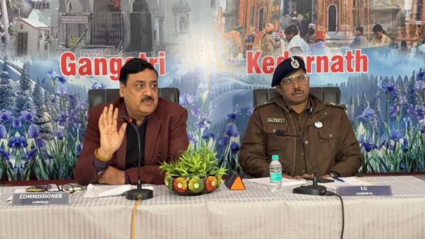 चारधाम यात्रा 2026 : तैयारियों को लेकर गढ़वाल आयुक्त विनय शंकर पांडेय ने की उच्च स्तरीय समीक्षा बैठक, मंदिर परिसरों में मोबाइल और कैमरे पर पूर्ण प्रतिबंध