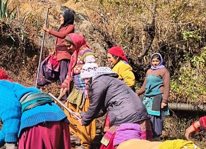 सरकार को दिखाया आइना, ग्रामीण श्रमदान से बना रहे सड़क