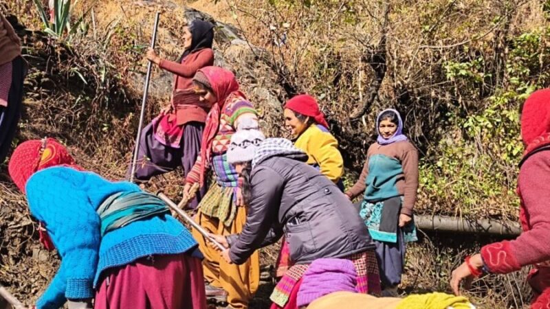 सरकार को दिखाया आइना, ग्रामीण श्रमदान से बना रहे सड़क