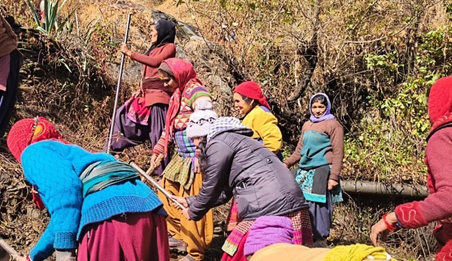 सरकार को दिखाया आइना, ग्रामीण श्रमदान से बना रहे सड़क