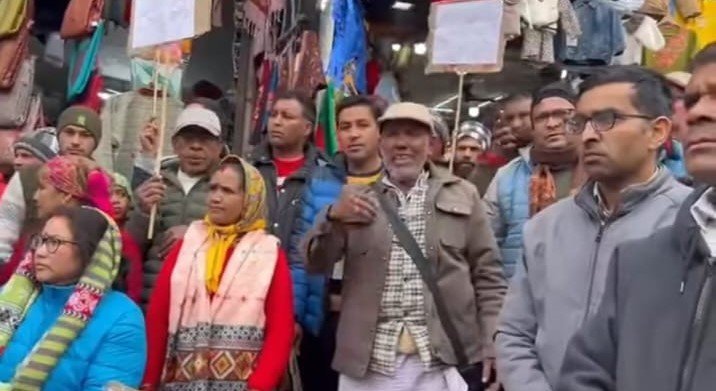 सलूड के ग्रामीणों ने सड़क सुधारीकरण को किया प्रदर्शन