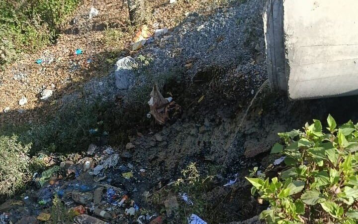 एनजीटी नियमों का उल्लघंन, एचसीसी सीवरेज की गंदगी कर रही नदी में प्रवाहित