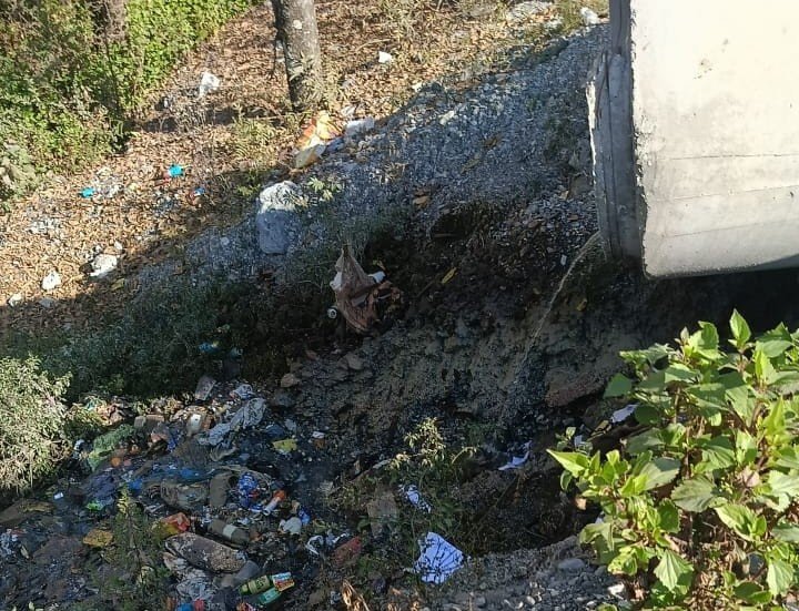 एनजीटी नियमों का उल्लघंन, एचसीसी सीवरेज की गंदगी कर रही नदी में प्रवाहित