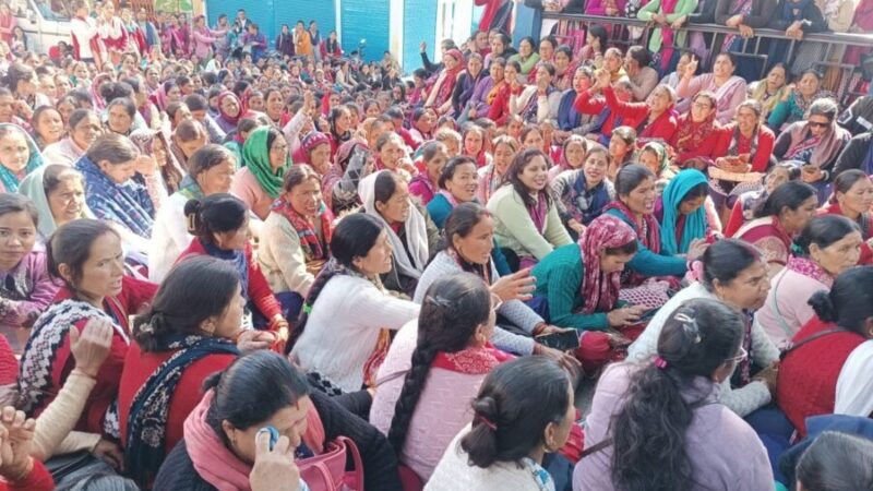 सड़कों पर उतरी आंगनबाड़ी कार्यकत्रियां, बोले मानदेय में हो बढ़ोत्तरी