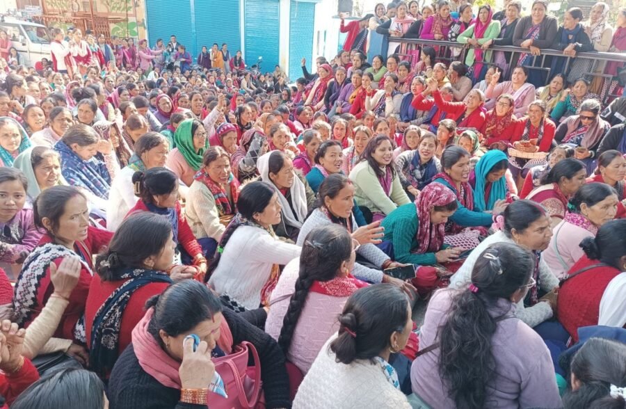 सड़कों पर उतरी आंगनबाड़ी कार्यकत्रियां, बोले मानदेय में हो बढ़ोत्तरी