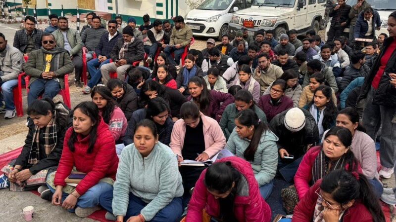 मांगों को लेकर डिप्लोमा इंजीनियरों ने दिया धरना