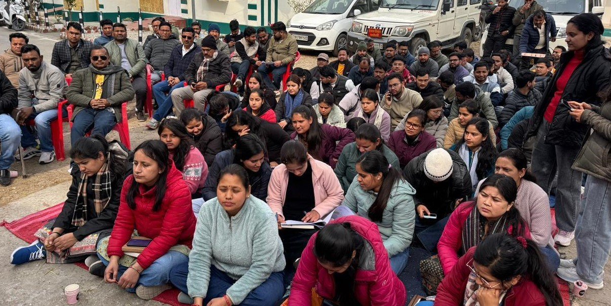 मांगों को लेकर डिप्लोमा इंजीनियरों ने दिया धरना