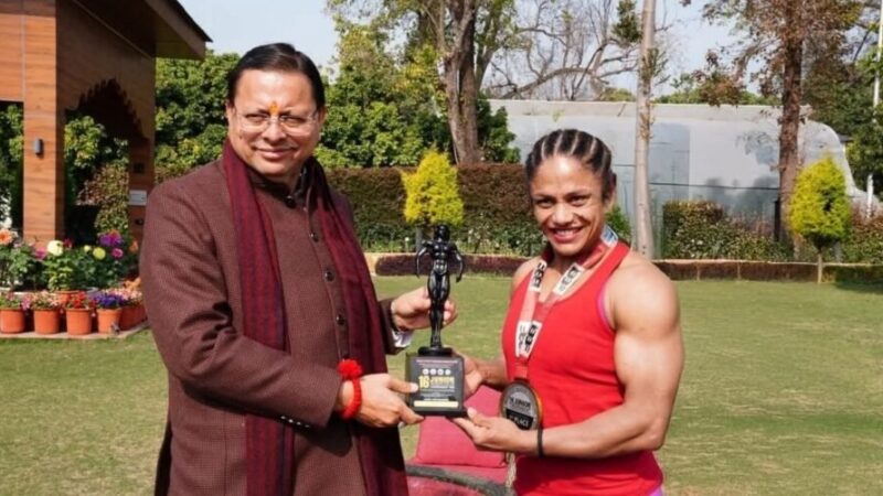मुख्यमंत्री पुष्कर सिंह धामी ने अंतरराष्ट्रीय महिला बॉडी बिल्डर प्रतिभा थपलियाल को किया सम्मानित