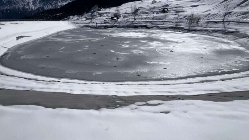 बर्फबारी के बाद कड़ाके की ठंड : औली से बद्रीनाथ तक जमी झीलें