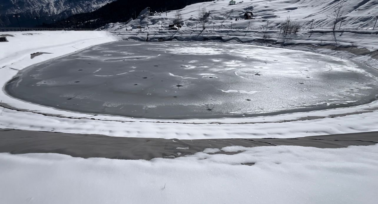 बर्फबारी के बाद कड़ाके की ठंड : औली से बद्रीनाथ तक जमी झीलें