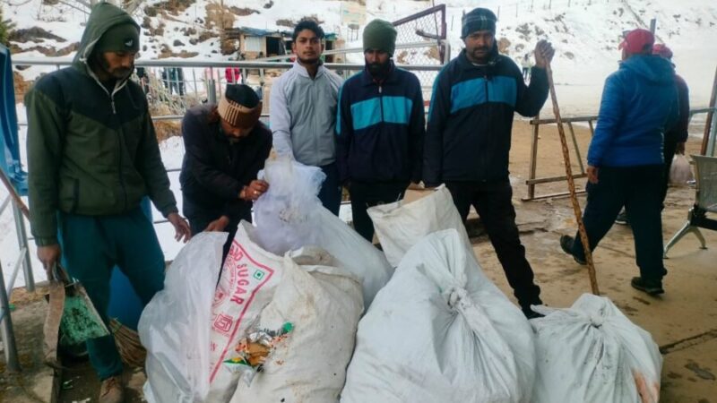विश्व प्रसिद्ध पर्यटक स्थल औली की प्राकृतिक आभा को प्लास्टिक प्रदूषण से मुक्त करने के लिए चलाया विशेष स्वच्छता अभियान