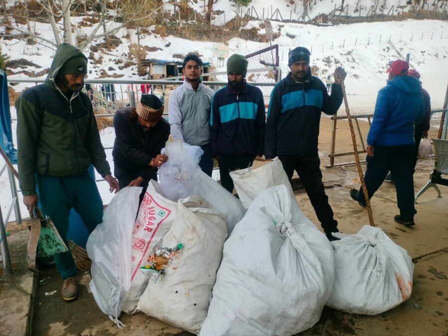 विश्व प्रसिद्ध पर्यटक स्थल औली की प्राकृतिक आभा को प्लास्टिक प्रदूषण से मुक्त करने के लिए चलाया विशेष स्वच्छता अभियान